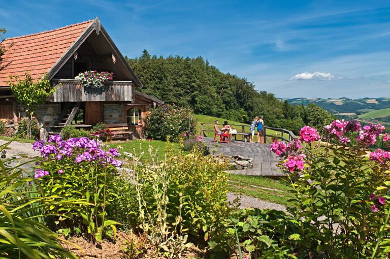 Landschaftsbild mit einer Hütte im Hintergrund